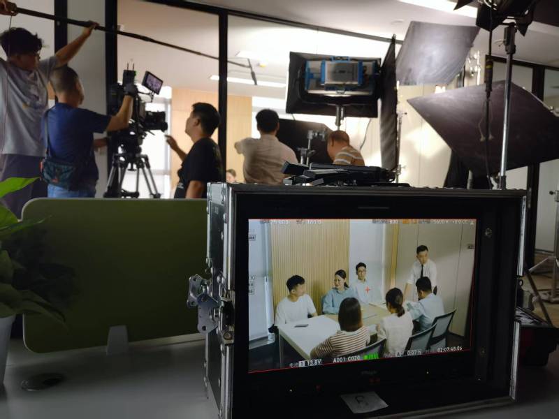 黄陵县TVC拍摄公司：科技产品视觉化大师，诠释未来感与功能美学